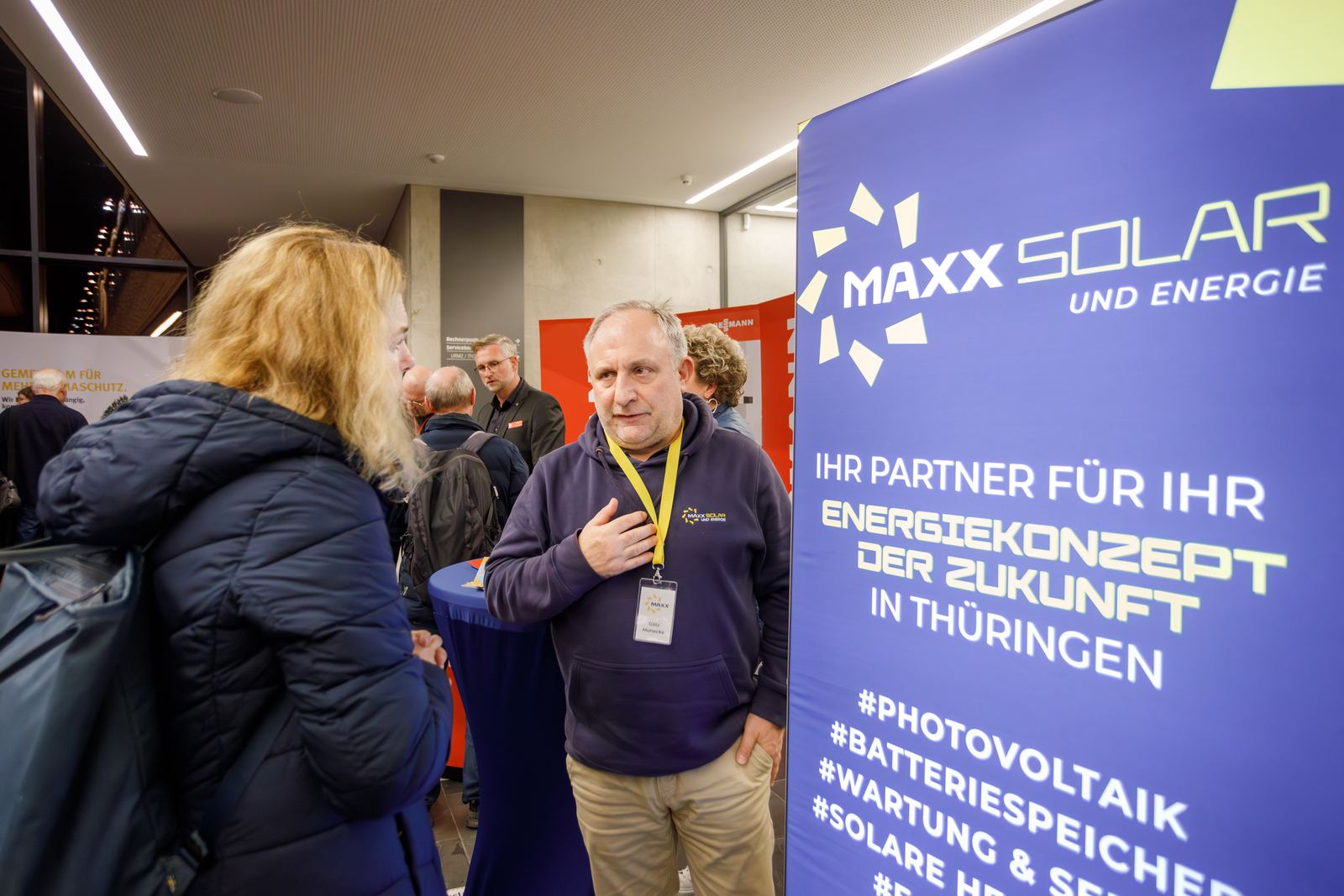 Besucherin im Beratungsgespräch mit einem Fachbetrieb am Stand beim Wärmepumpen-Infotag in Erfurt
