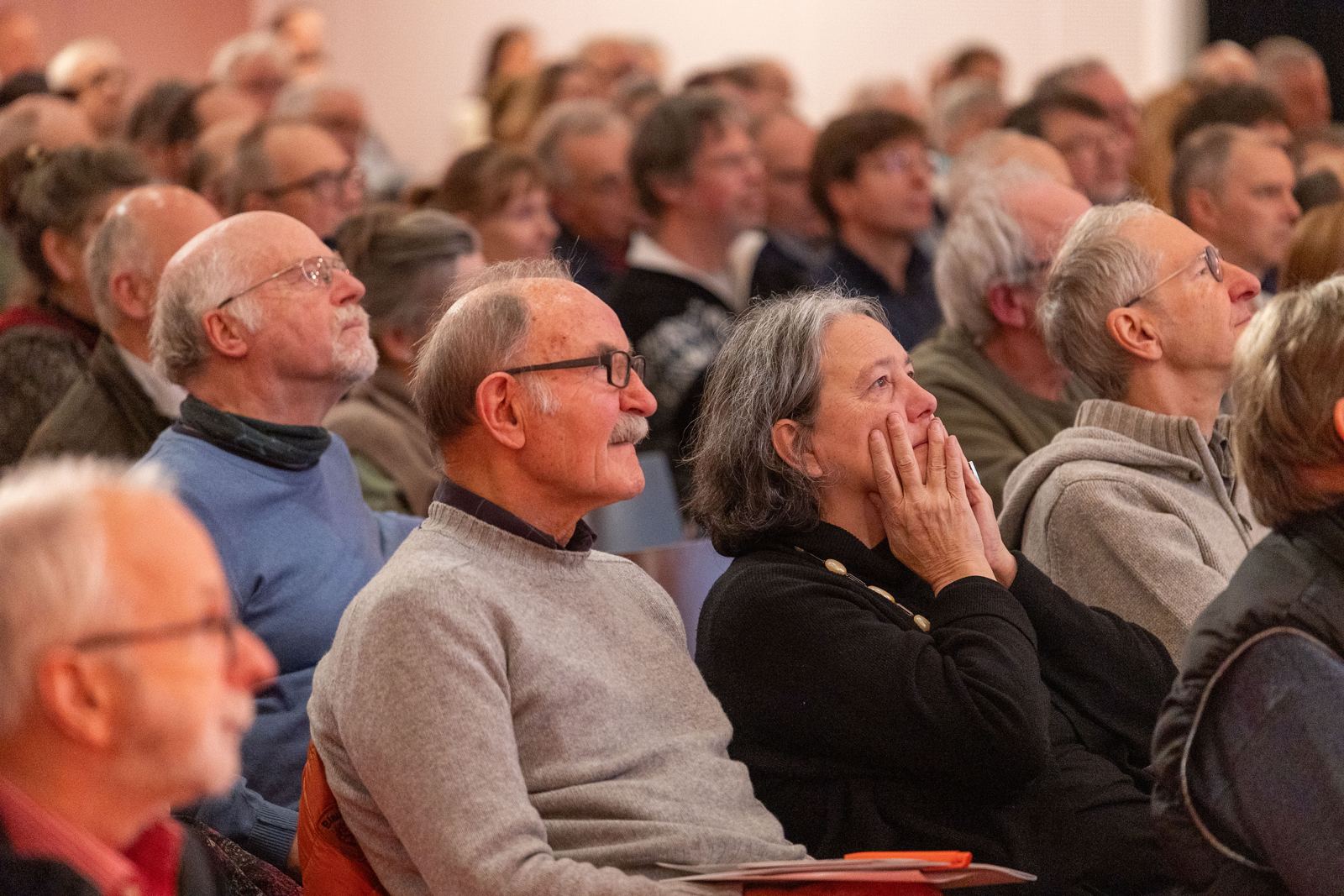 Besucherin im Publikum schlägt gerührt die Hände vors Gesicht beim Wärmepumpen-Infotag in Stuttgart