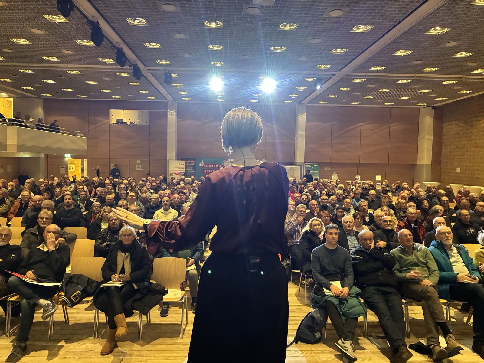 Blick von der Bühne auf die Gesichter der Besucher:innen beim Wärmepumpen-Infotag in Neumünster