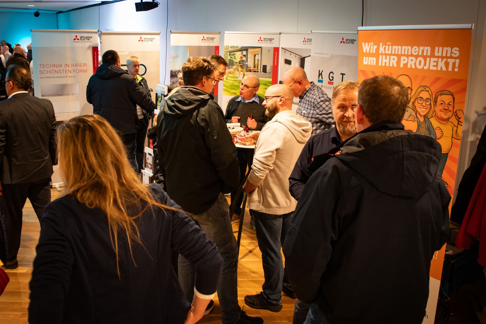 Besucher:innen im Gespräch mit Fachbetrieben an den Ständen beim Wärmepumpen-Infotag in Osnabrück