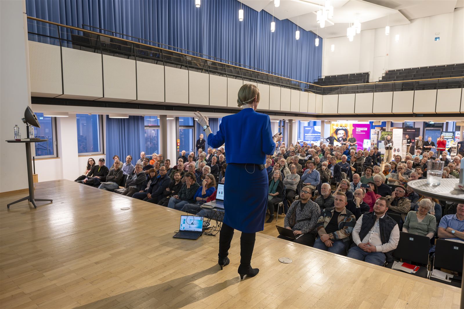 Anja Floetenmeyer-Woltmann auf der Bühne vor vollem Saal beim Wärmepumpen-Infotag in Freiburg. Foto: Stadt Freiburg