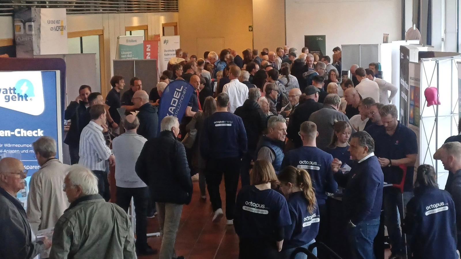 Dicht gefülltes Foyer mit Besucher:innen an den Beratungsständen beim Wärmepumpen-Infotag in Weinheim