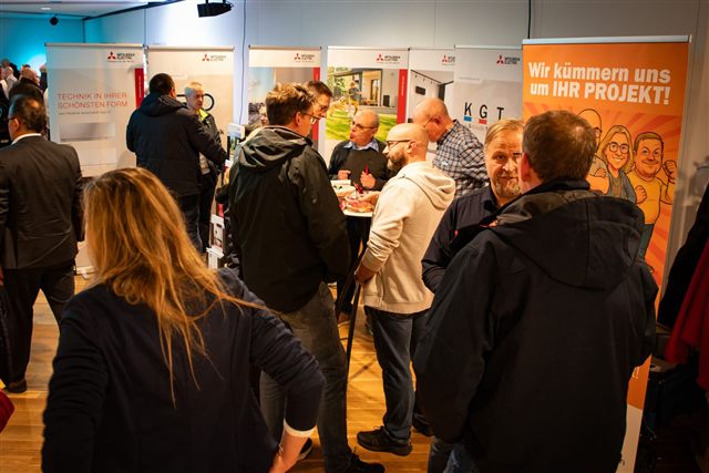 Besucher:innen im Gespräch mit Fachbetrieben in Osnabrück