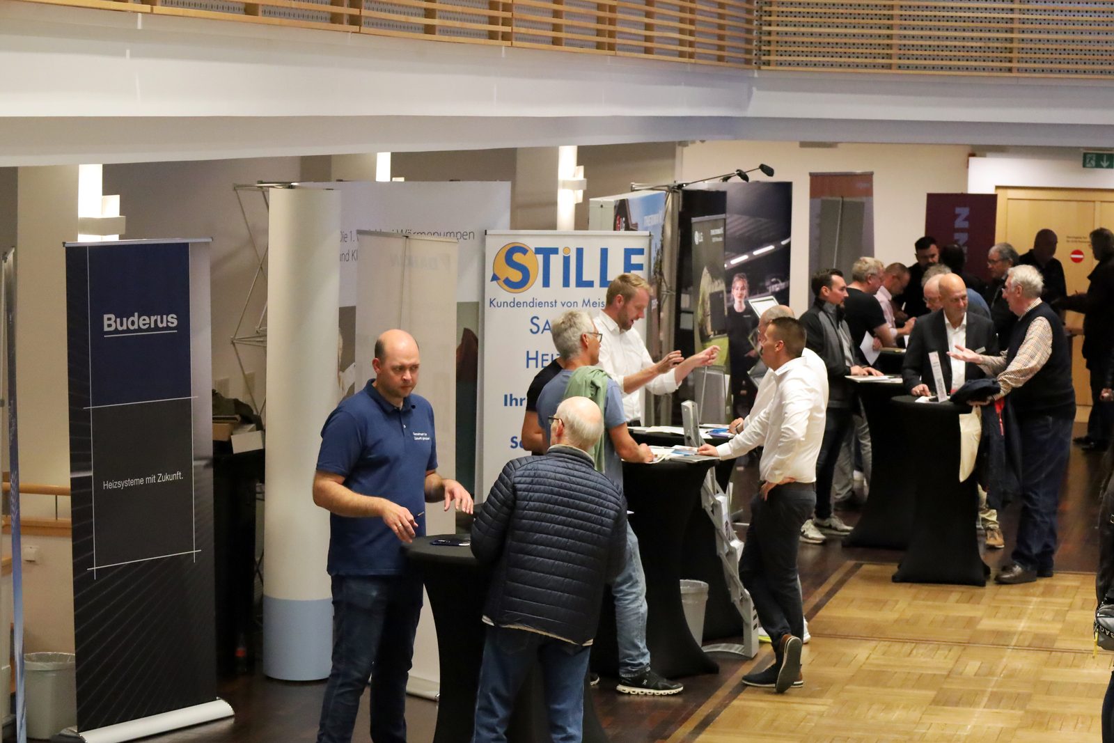 Beratung am Buderus-Stand: Besucherinnen und Besucher informieren sich beim Wärmepumpen-Infotag Sylt zum Heizungstausch.