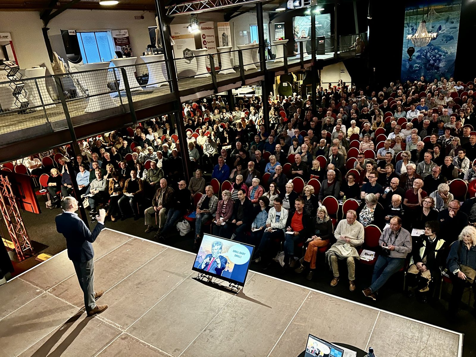 Dr. Marek Miara im Vortrag vor dem Publikum in der Jabelmannhalle