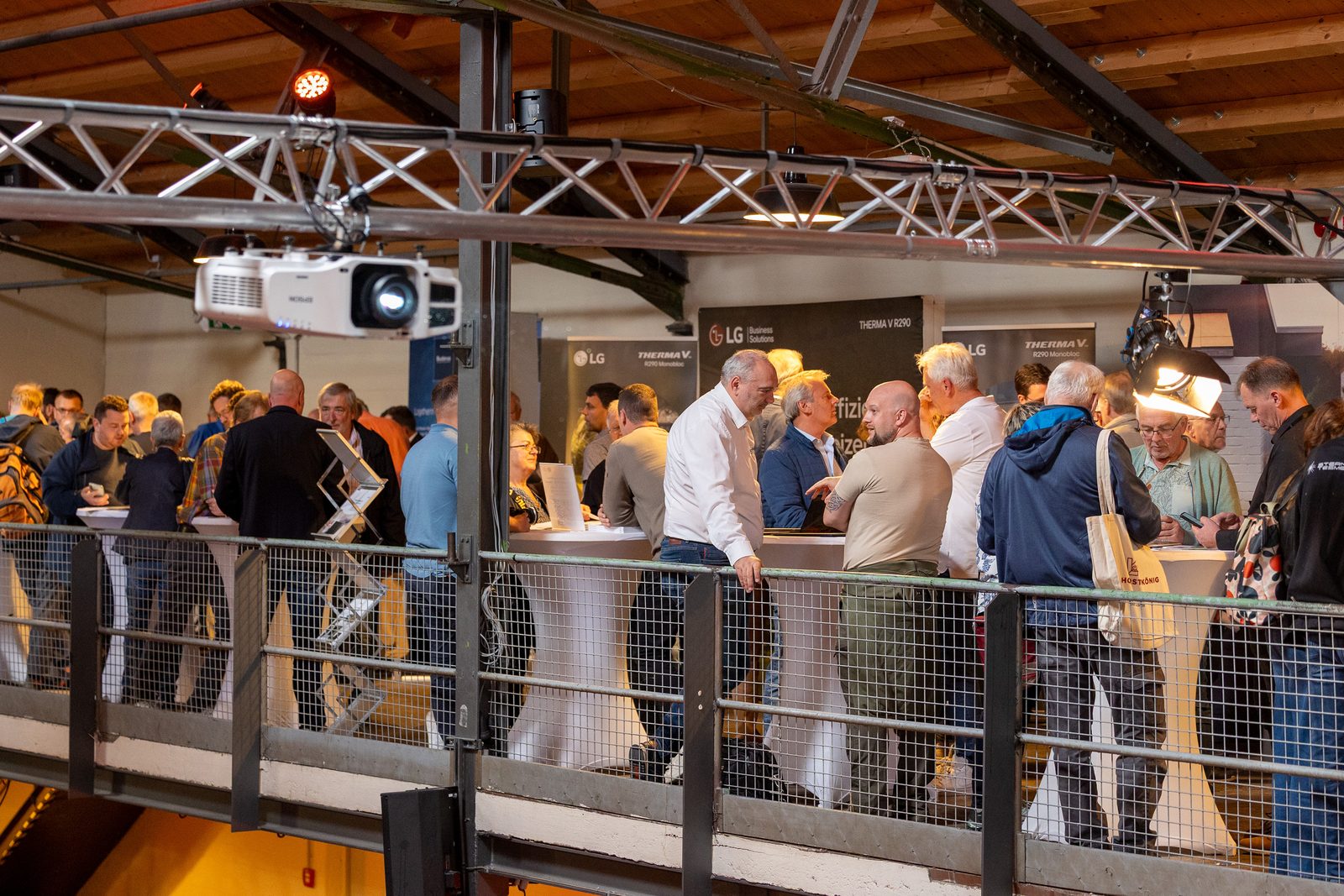 Die Galerie mit den Ständen, voll mit Besucher:innen