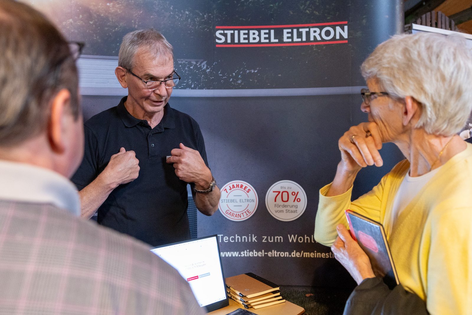 Beratung am Stand von Stiebel Eltron