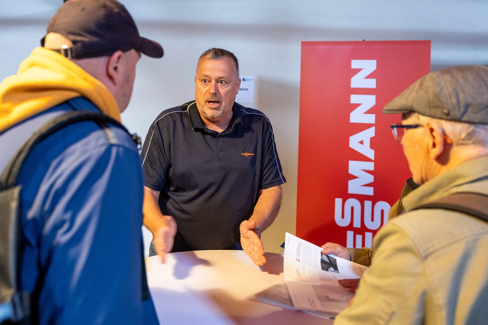 Beratung am Stand von Viessmann