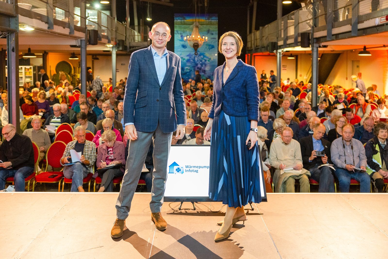 Anja Floetenmeyer-Woltmann und Dr. Marek Miara auf der Bühne vor dem Publikum
