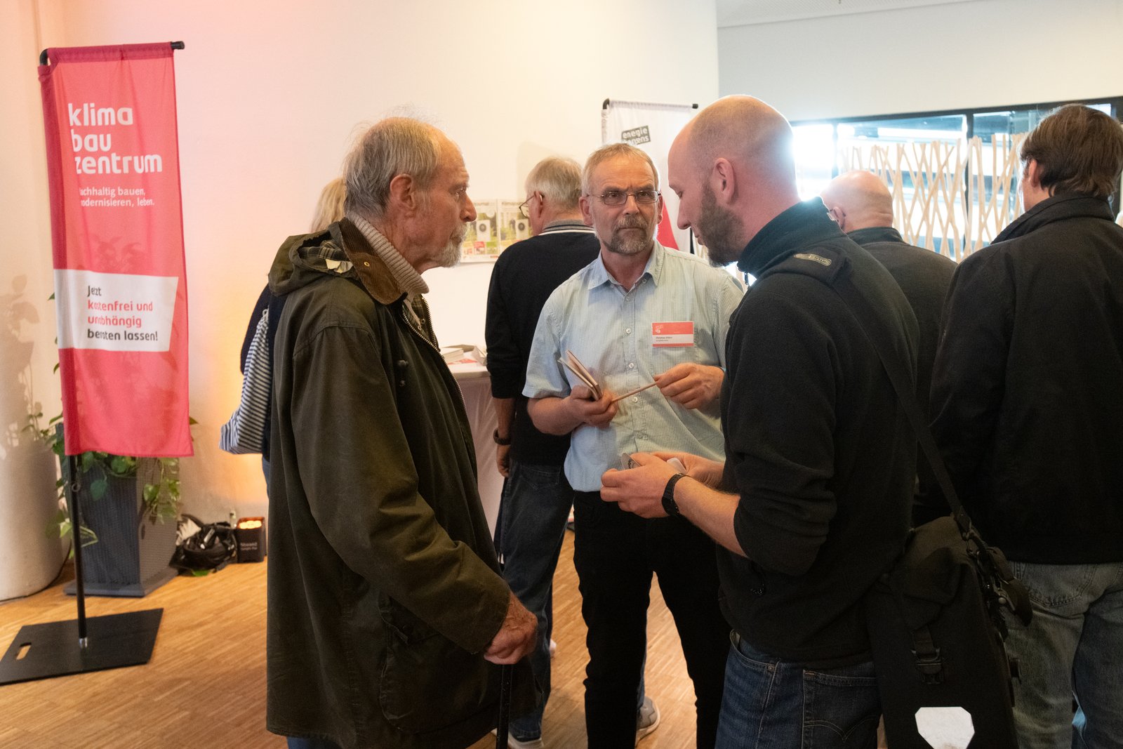 Beratung am Stand von energiekonsens