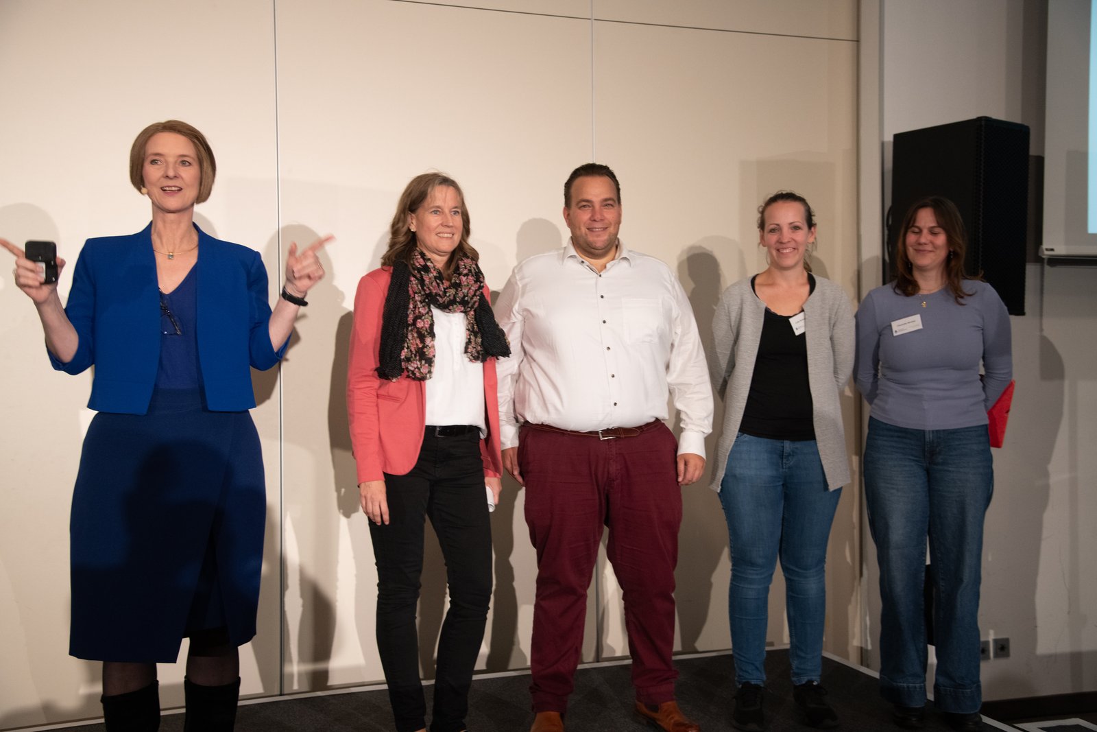 Anja Floetenmeyer-Woltmann mit Andrea Toense, Arne Franke und dem Team auf der Bühne