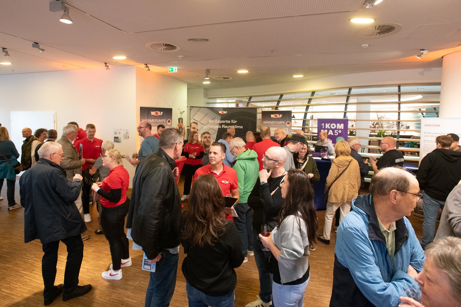 Viele Besucher:innen und Berater:innen im Ausstellungsbereich