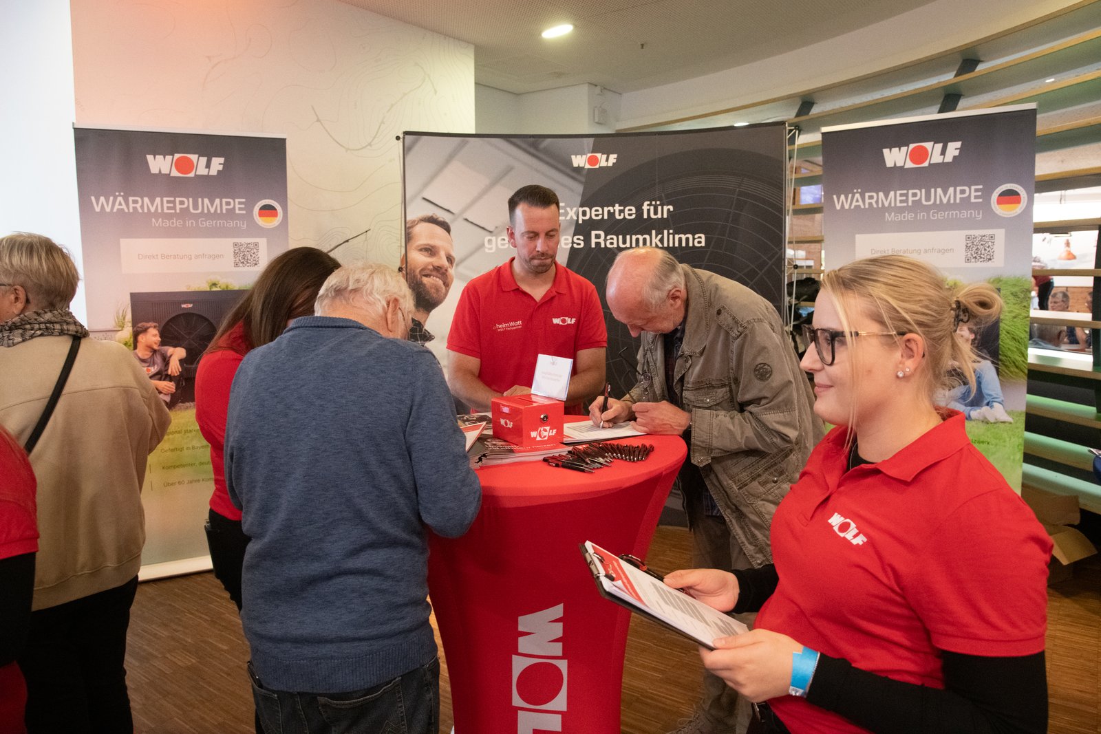 Beratung am Stand von Wolf