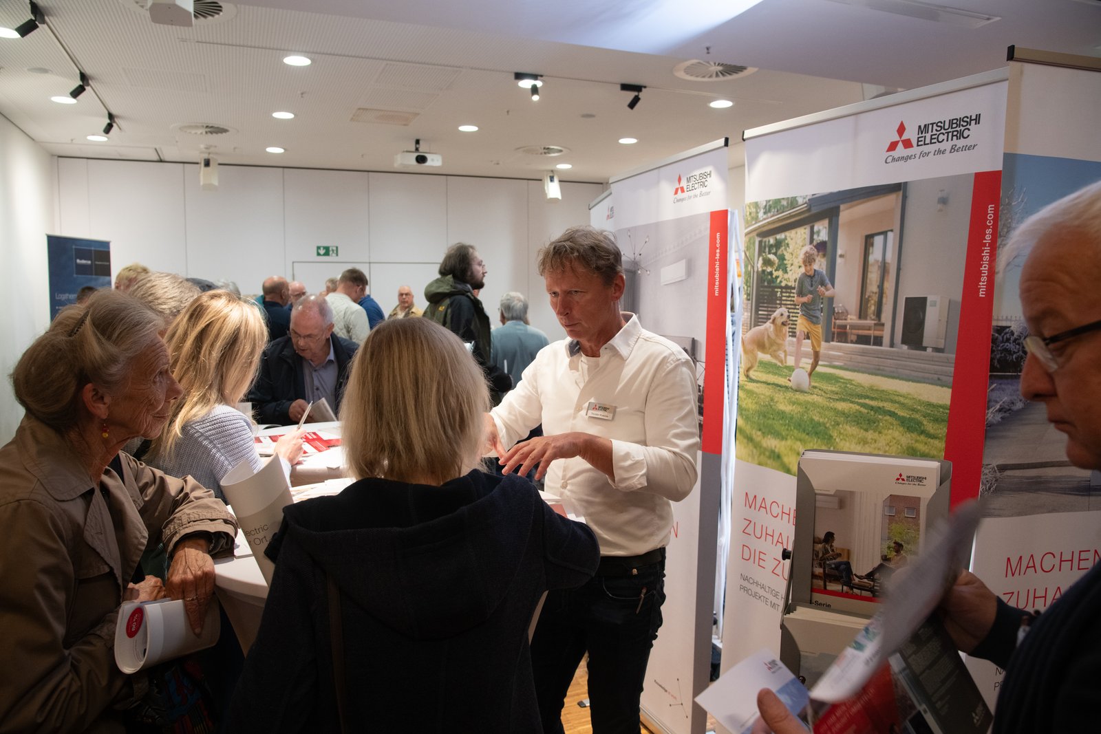 Beratung am Stand von Mitsubishi