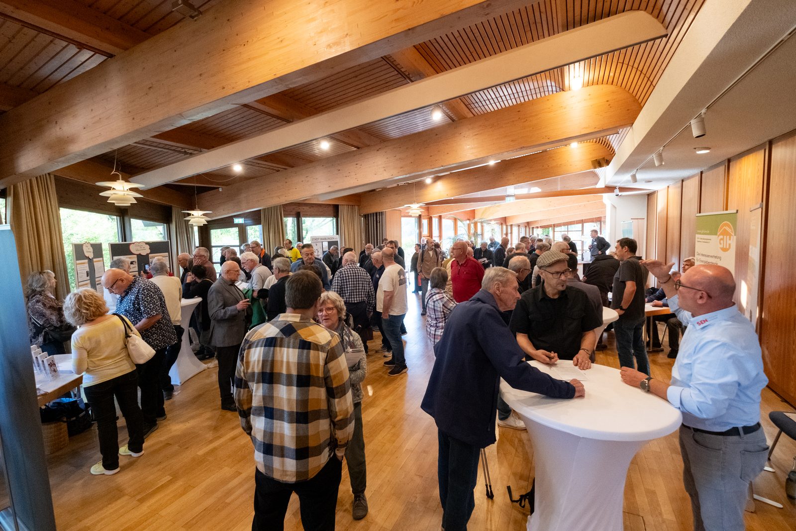 Gäste an den Ständen der regionalen Partner im Foyer des Bürgerzentrums Waiblingen