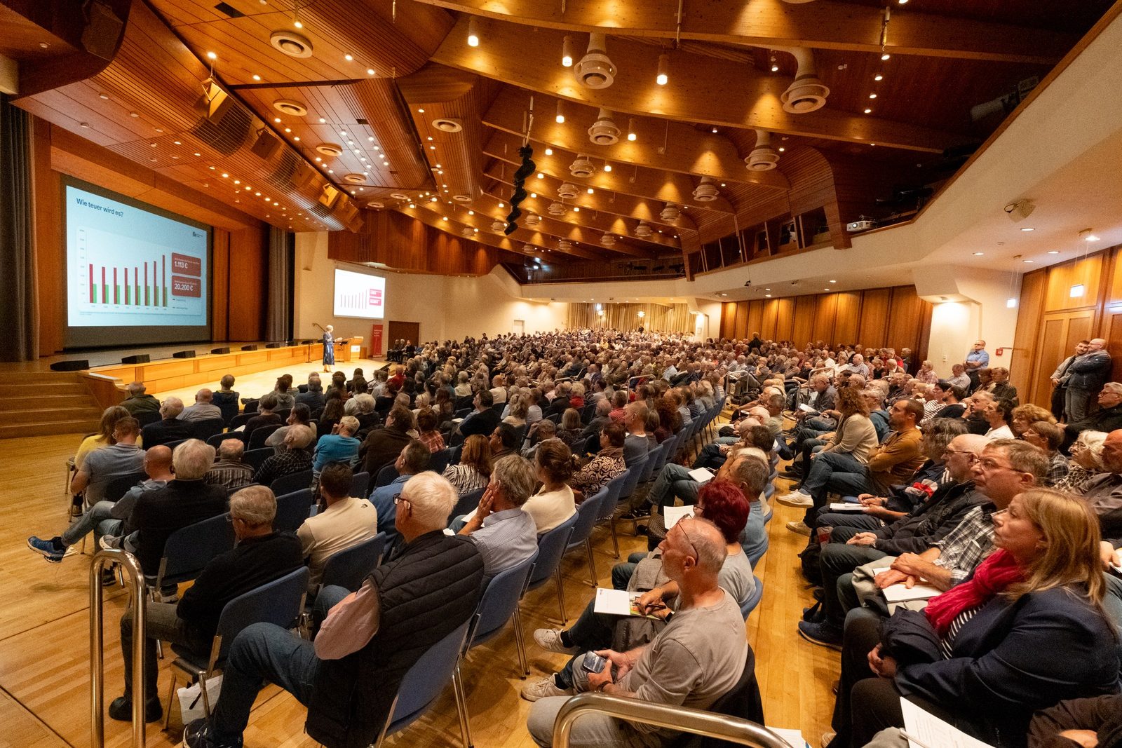 Voll besetzter Ghibellinensaal im Bürgerzentrum Waiblingen beim Wärmepumpen-Infotag, Blick von der Seite bis in die letzten Reihen