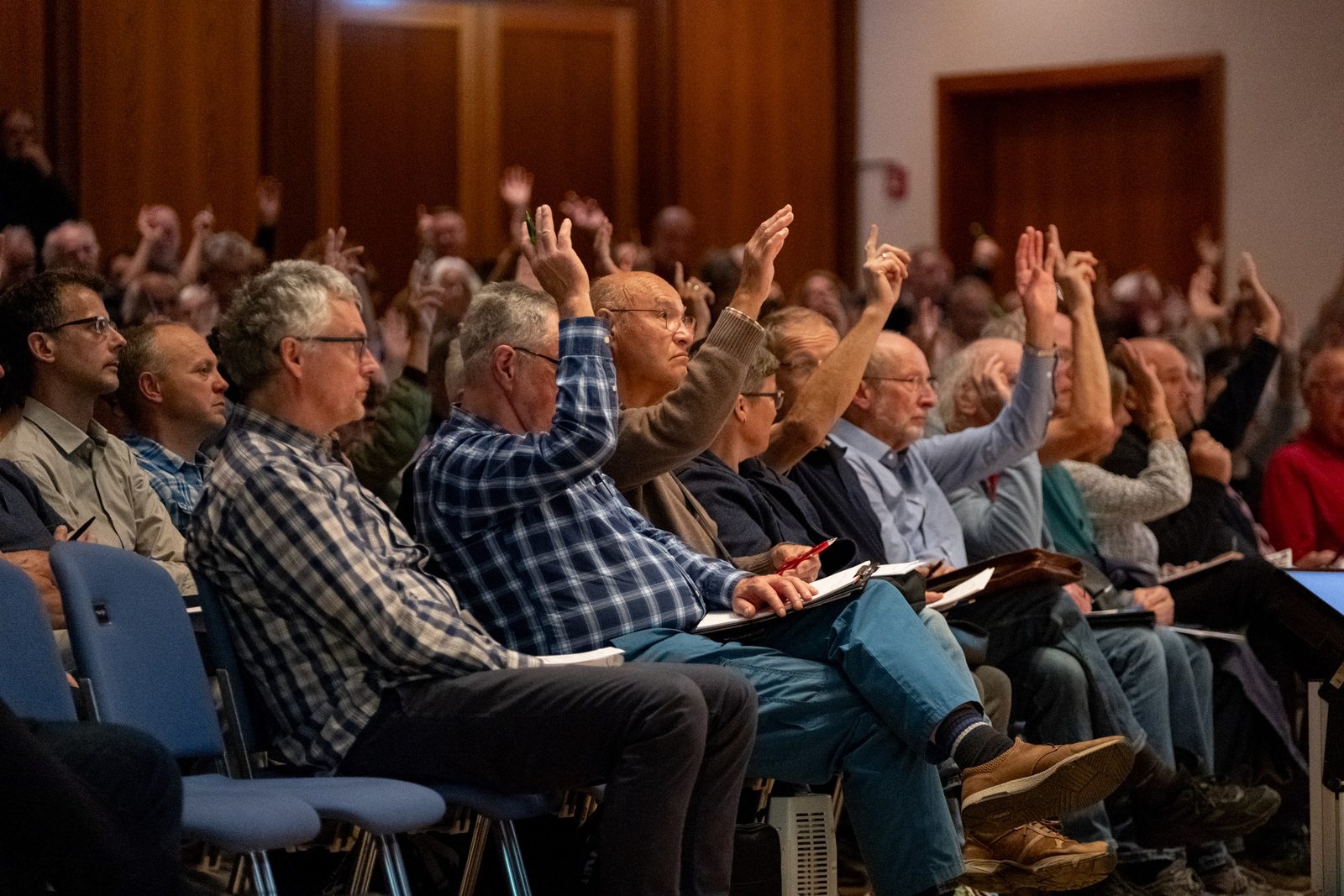 Viele Hände gehen im Publikum hoch: Heizen alle noch mit Gas und Öl?