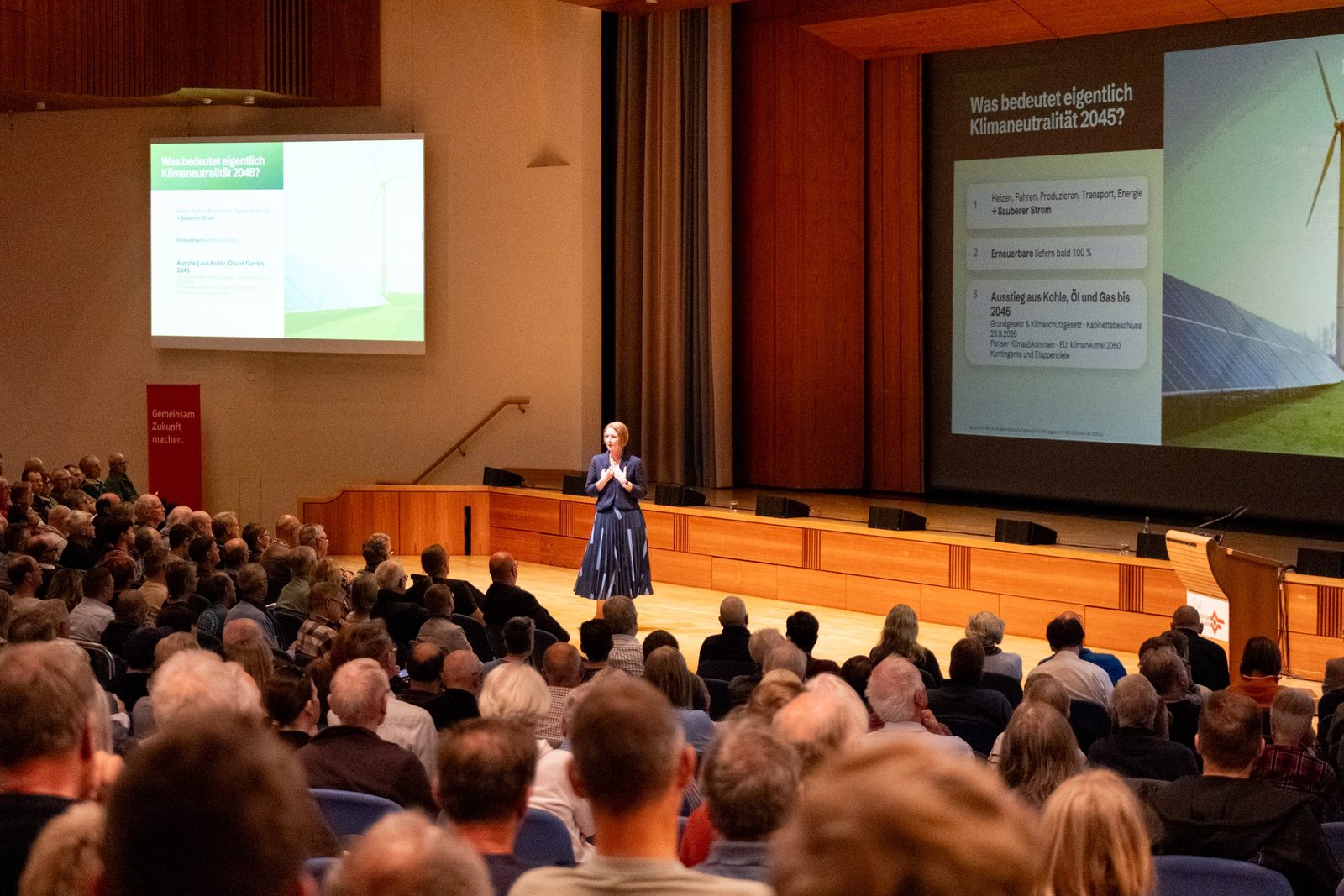 Anja Floetenmeyer-Woltmann erklärt Förderung und Finanzierung für Ein- und Mehrfamilienhäuser