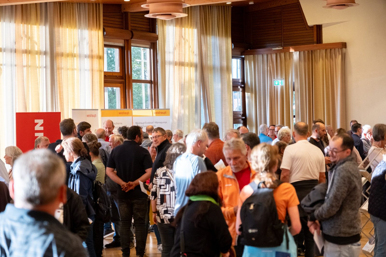 Gedränge zwischen den Ständen im Welfensaal
