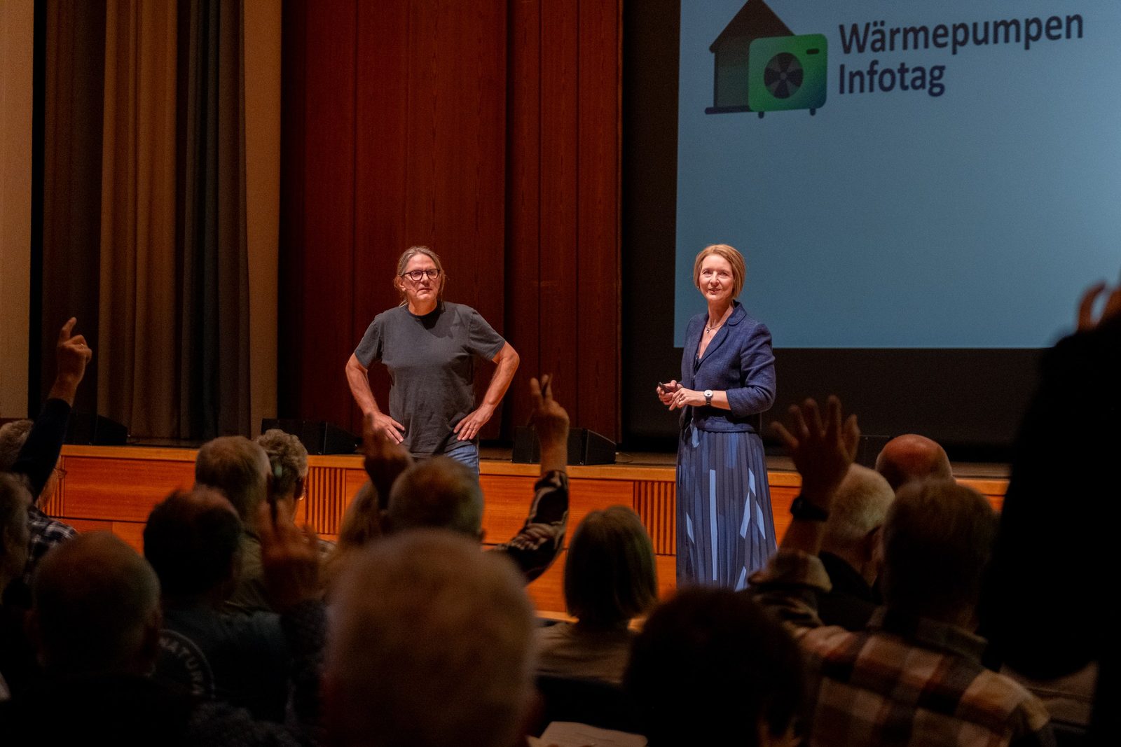 Anja Floetenmeyer-Woltmann und ENERGIESPARKOMMISSAR Carsten Herbert auf der Bühne in Waiblingen