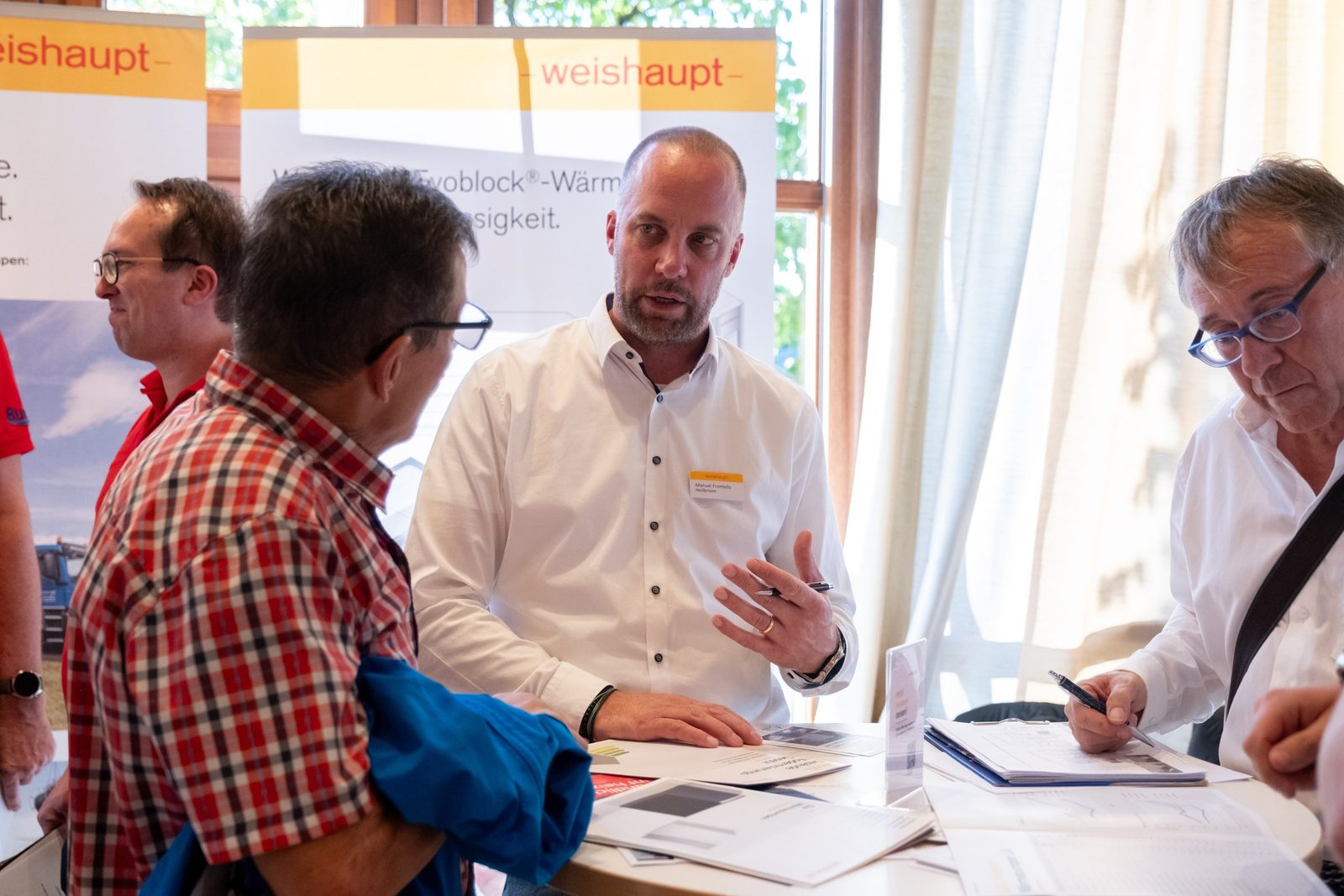 Beratung am Stand: Weishaupt
