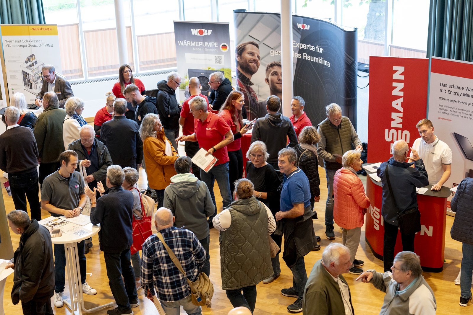 Beratungsmarathon im Foyer: dichtes Gedränge an den Wärmepumpen-Ständen