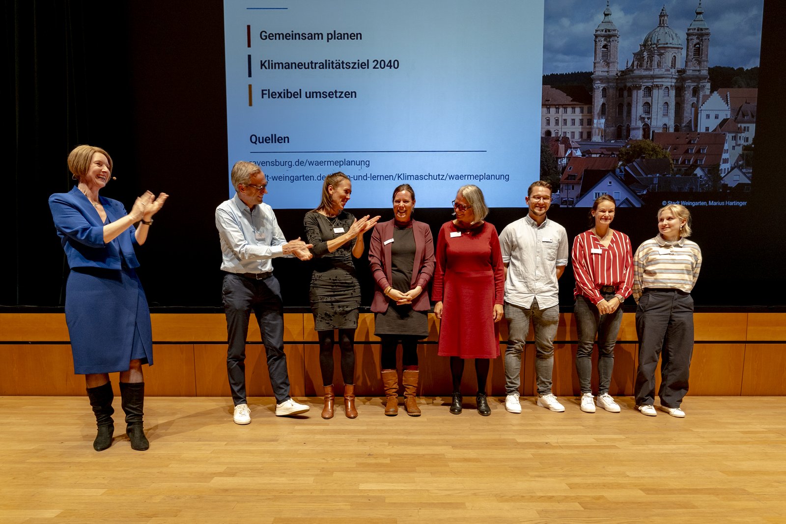 Anja Floetenmeyer-Woltmann bedankt sich auf der Bühne beim Team der Städte