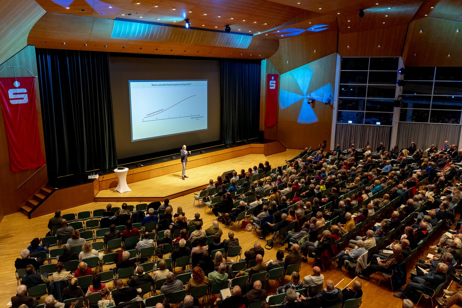 Voll besetzter Saal im Kultur- und Kongresszentrum Oberschwaben in Weingarten beim Wärmepumpen-Infotag, Blick von oben auf Bühne und Publikum