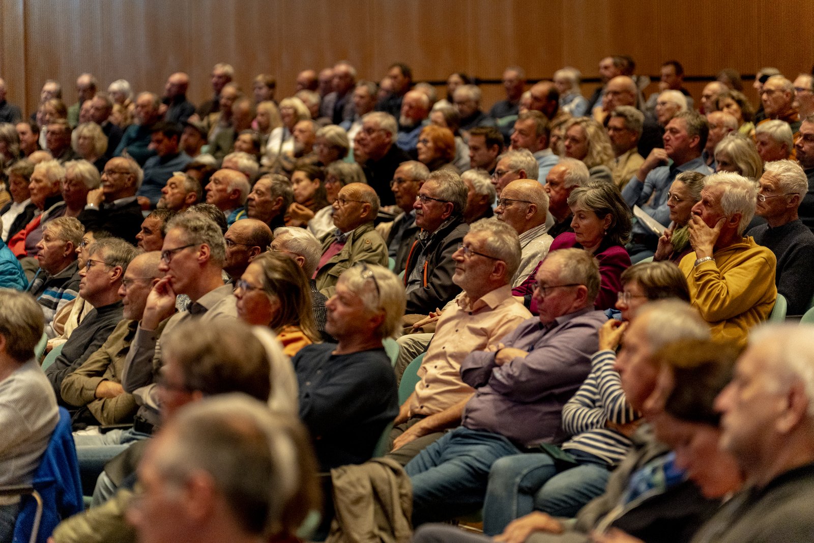 Aufmerksames Publikum im Saal