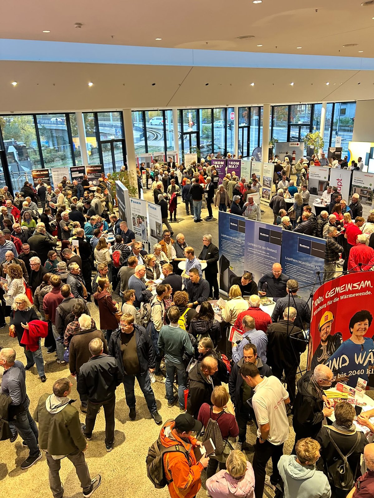 Foyer des Congress Centrums von oben: dichtes Gedränge an allen Wärmepumpen-Ständen