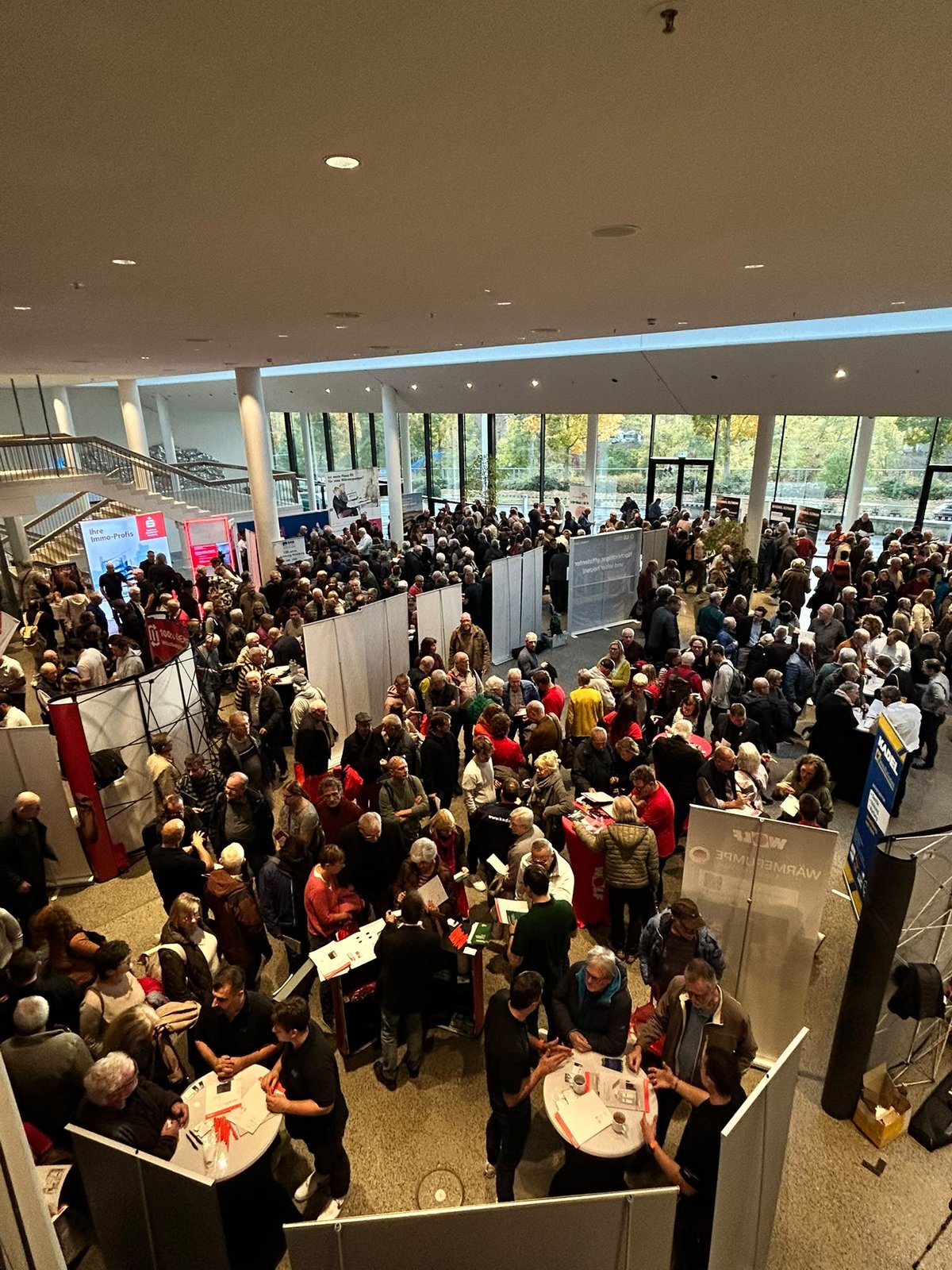 Volles Foyer von der Galerie aus, Stände und Stehtische dicht umlagert