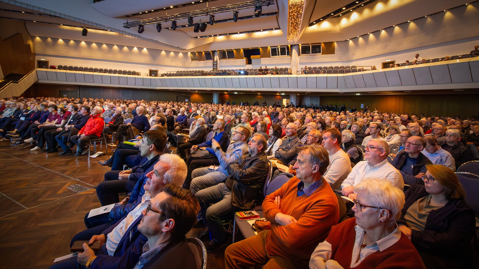 Aufmerksames Publikum im vollen Saal