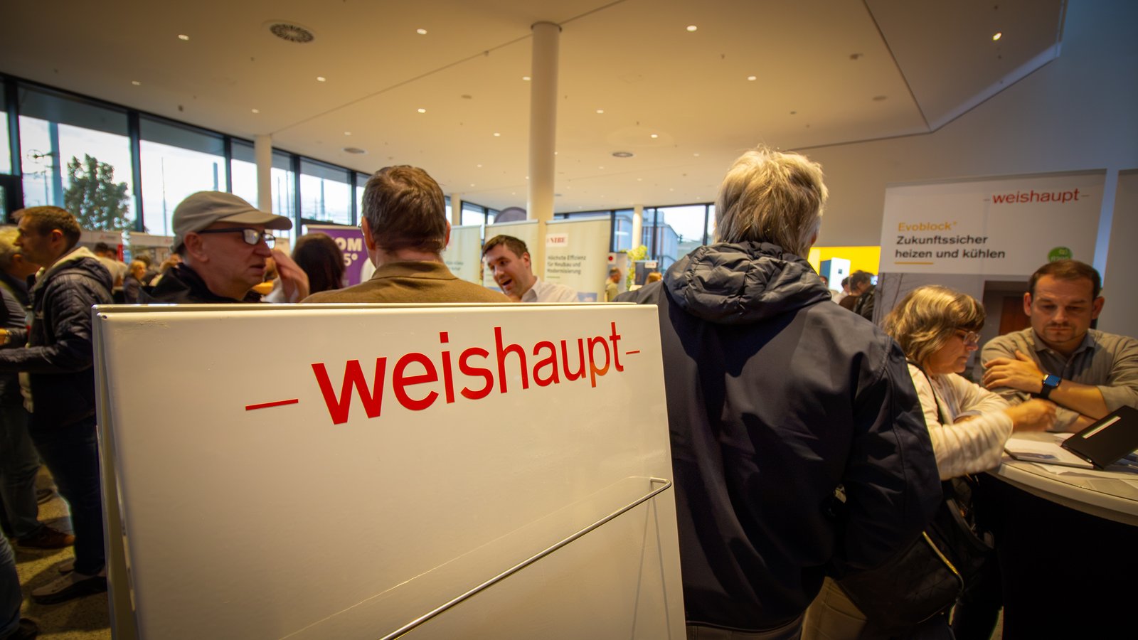Beratung am Stand: Weishaupt