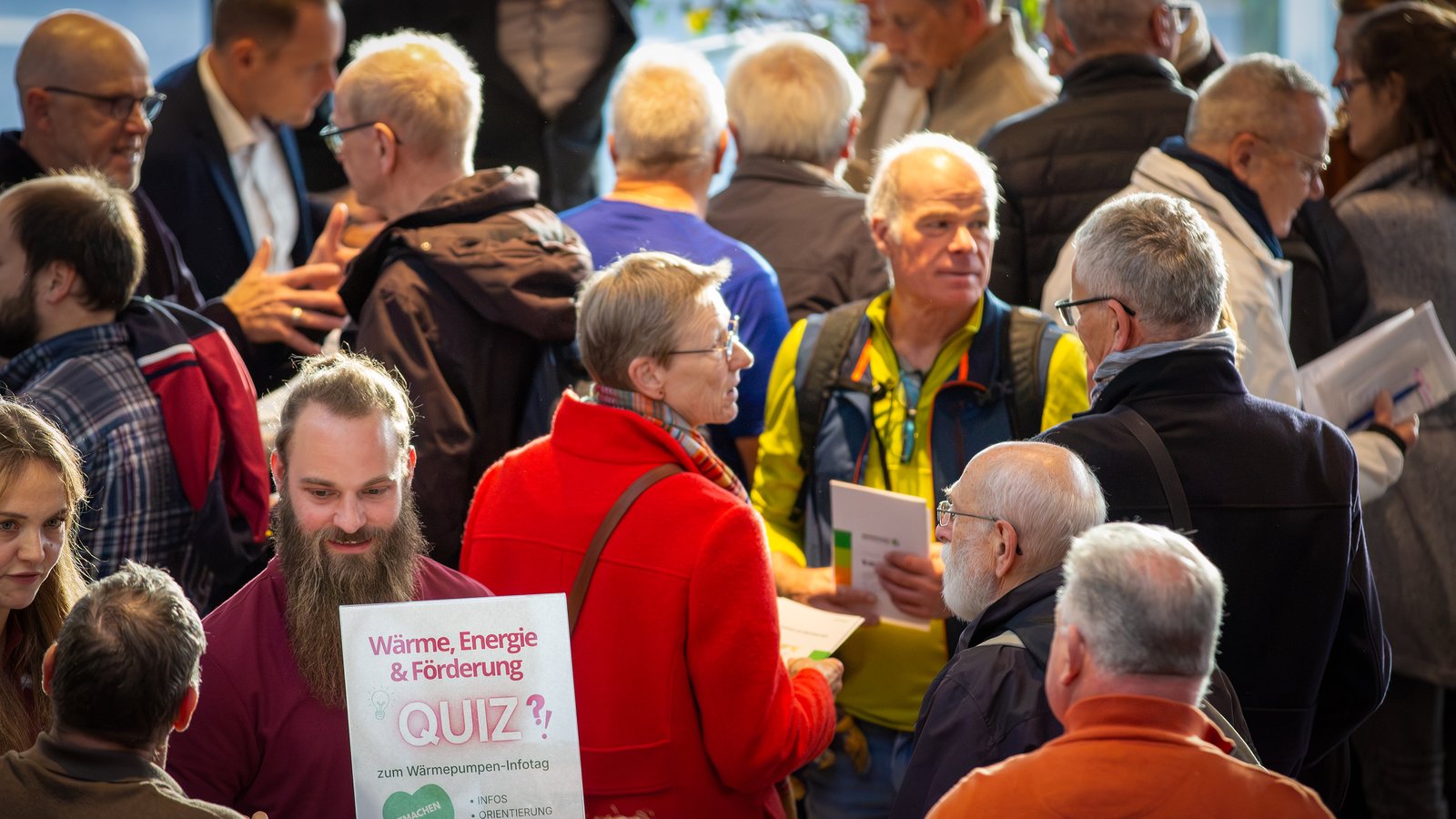 Gespräche im Foyer am Stand der Stadt Würzburg