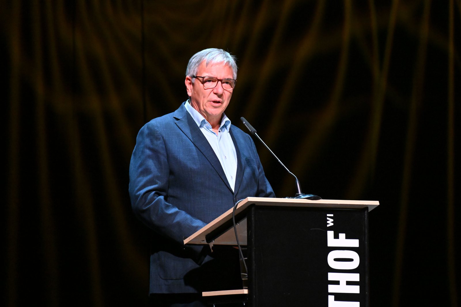 Oberbürgermeister Gert-Uwe Mende am Rednerpult im Schlachthof Wiesbaden