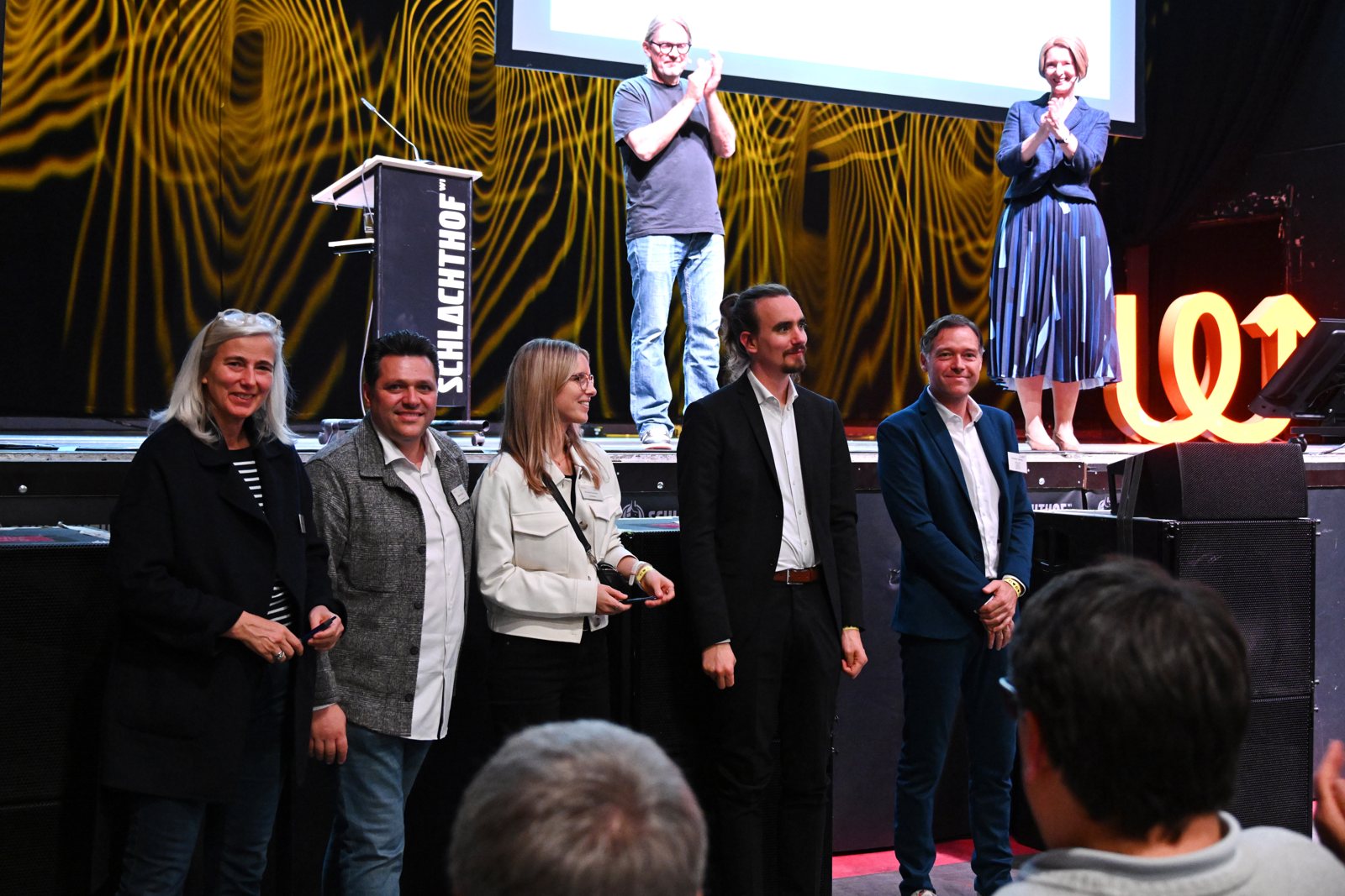 Das lokale Team vor der Bühne bekommt Applaus: Dr. Kristin Barbey, Mathias Stiehl, Hannah Bruchhaus, Dr. Andreas Bott, Christian Skerka