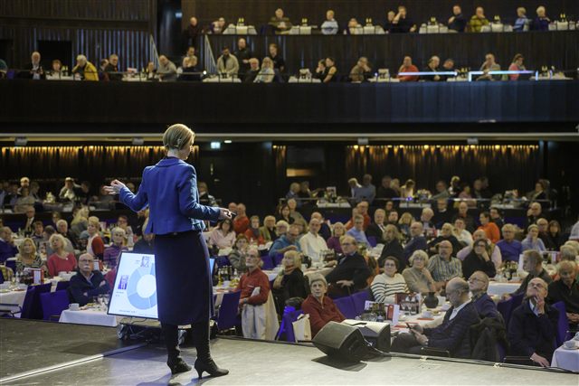 Anja Floetenmeyer-Woltmann auf der Bühne im Kuppelsaal Hannover