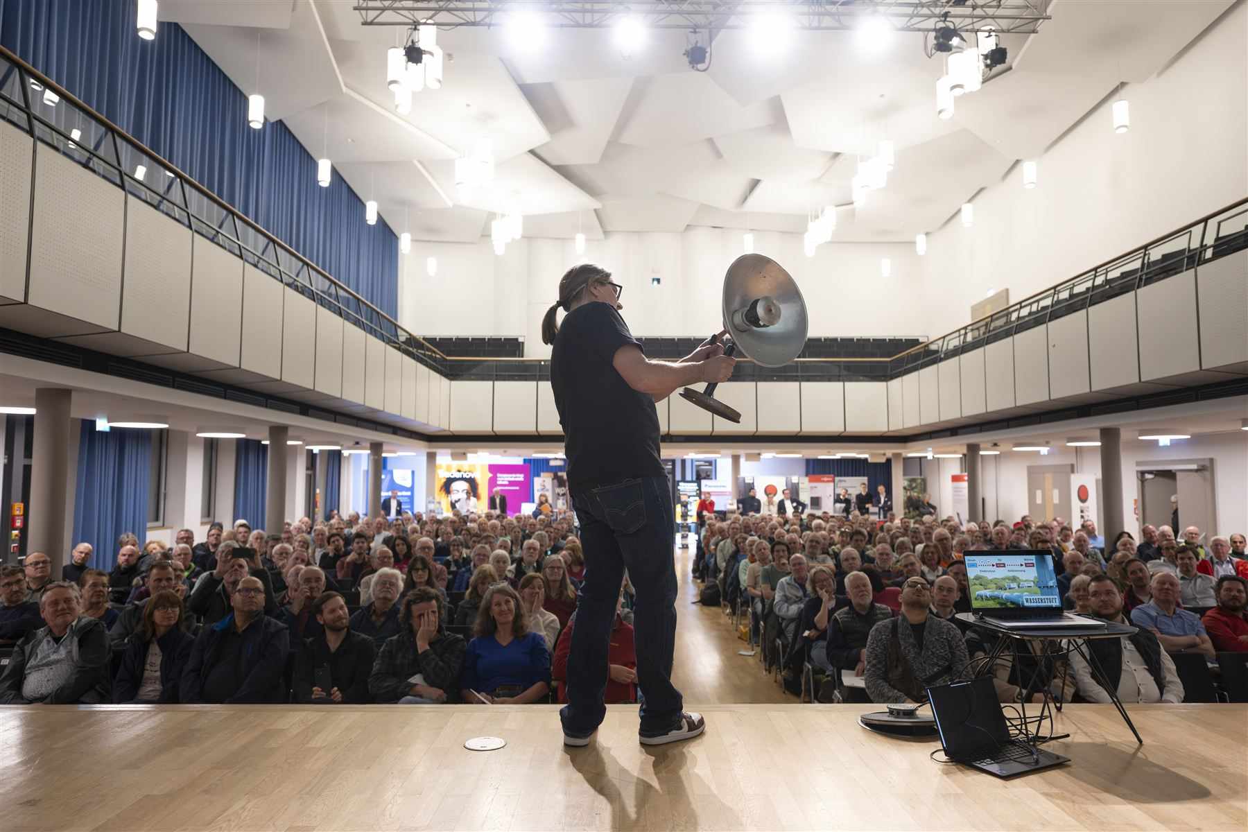 Carsten Herbert auf der Bühne vor vollem Saal beim Wärmepumpen-Infotag in Freiburg